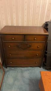 lot 1668 image: Vintage Wooden Bedroom Set with Dresser and Mirror