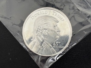 lot 10 image: 1 Ounce .999 Fine Silver Round Trump