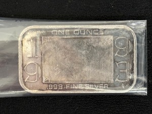 lot 19 image: 1 Ounce .999 Fine Silver Bar 1993 Christmas