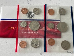 lot 114 image: 1987 P & D Mint Set