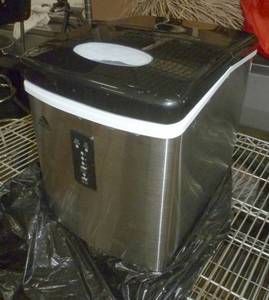 lot 50 image: Igloo Ice Maker - like new