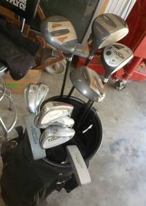 lot 89 image: Full set of golf clubs and bag in good condition