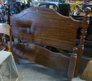lot 101 image: Queen size headboard, footboard and rails