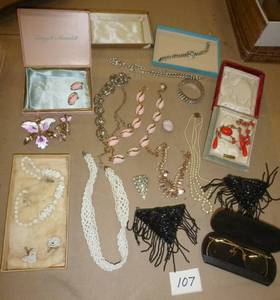 lot 107 image: Vintage jewelry