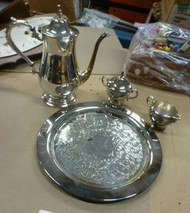 lot 114 image: Wm Rogers serving set by Oneida Silversmiths