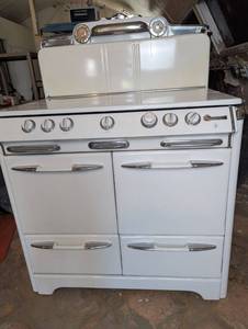 lot 7 image: Vintage OKeefe & Merritt Gas Stove