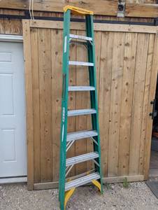 lot 16 image: 8 ft Fiberglass Step Ladder