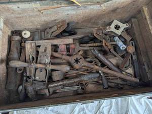 lot 22 image: Collection of Vintage Hand Tools