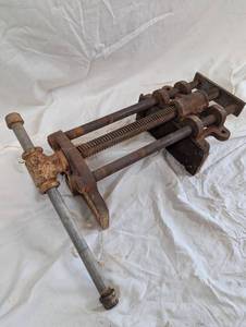lot 34 image: Vintage Columbian Vise
