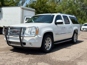 lot 17 image: 2009 GMC YUKON XL DENALI 4x4 6.2L Motor (NO RESERVE)