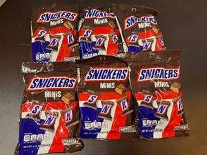 lot 67 image: Snickers Minis