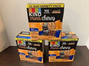 lot 111 image: KIND Minis Chewy Bars