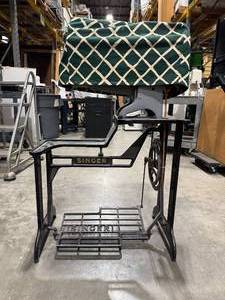 Singer Sewing Machine (572455) Model 29K71, Untested/As Is