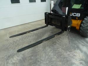 lot 51 image: Wolverine Pallet Forks 60