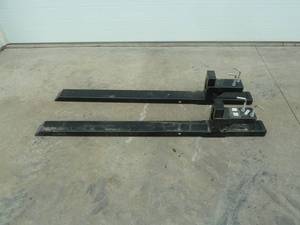 lot 33 image: Wolverine Bucket Forks 45 Wout stabilizer