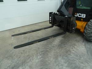 lot 49 image: Pallet Forks 60 With Bale Spear Adapter Capability
