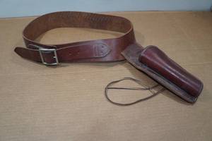 lot 110 image: Hunter Leather Belt Holster