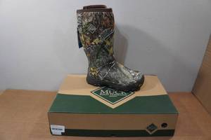 lot 215 image: Muck Boots Mens Arctic Ice XF Grip Boots - Size 8