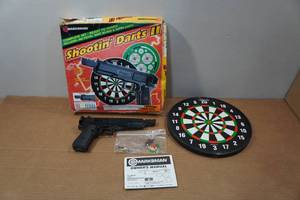 lot 254 image: Vintage 1960s Marksman Pistol Dart Target