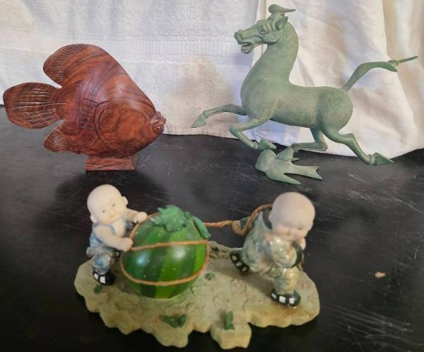 lot 98 image: Assortment of statues
