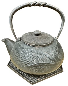 lot 108 image: Nambu Tekki Tetsubin  Traditional Japanese Cast Iron TeapotKettle
