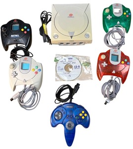 lot 025 image: Sega Dreamcast Console, 4 Controllers, and a Game Disc Bundle
