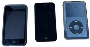 lot 037 image: Apple iPod Electronics Bundle (3)  LOCKEDDISABLEDPARTS ONLY