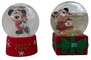 lot 196 image: Vintage Disney Mickey Mouse Christmas Holiday Mini Snow Globe (2)