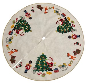 lot 176 image: Vintage Christmas tree skirt