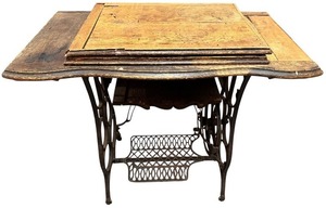 lot 040 image: Antique Cast Iron Base Treadle Sewing Machine 