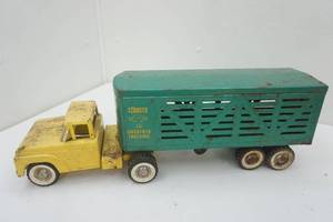 lot 68 image: VintageAntique Structo Livestock Truck & Trailer