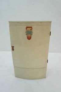 lot 71 image: Vintage Wolverine Litho Tin Toy Polar Refrigerator, early 1950s
