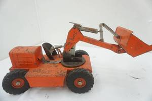 lot 83 image: Vintage Nylint Pettibone Speed Swing Front End Loader 1950s