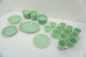 lot 94 image: Vintage Jadeite Dish Set