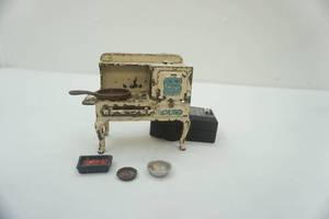 lot 108 image: VintageAntique Hubley Eagle Cast Iron Salesman Sample Stove