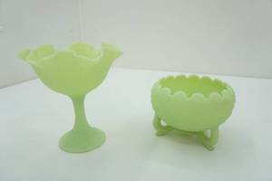 lot 126 image: Vintage Fenton UV Glass