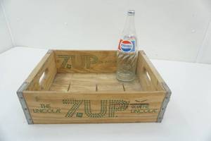 lot 137 image: Vintage 7-Up Crate & 32oz Pepsi bottle