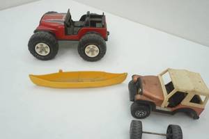 lot 166 image: Vintage 1970s Tonka Jeep, Tonka Canoe, & Buddy L Jeep with a broken axle
