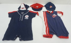 lot 177 image: Twins Baby Outfits & Hats (12 months & 18 months)