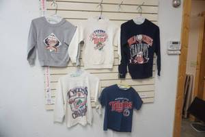 lot 184 image: 5ct Youth Vintage Minnesota Twins Sweatshirts, Long Sleeve Shirt & Tee-Shirt
