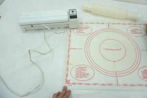 lot 194 image: Sears Seal & Save, Rolling Pin, Tupperware Dough Making roll-up work board