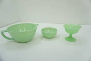 lot 208 image: Vintage Jadeite Glassware. Fenton & Anchor Hocking