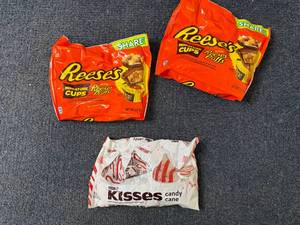 lot 183 image: Reeses Minature Cups and Hersheys Kisses Candy Cane