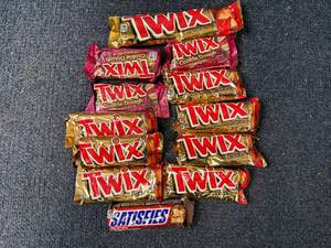 lot 209 image: 12 Variety Candy Bars