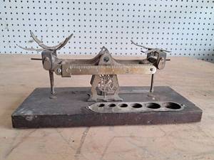 lot 15 image: Vintage De Roo Grain Laboratories Scale -- Flint Michigan