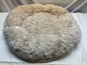 lot 8 image: MM. Fluffy Dog Bed-New in Plastic 19