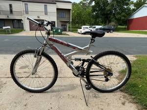 lot 25 image: Aluminum Outcast Vertical-21 Speed