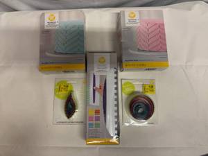 lot 39 image: Fondant, 2x Shaped Cutters & Icing Comb
