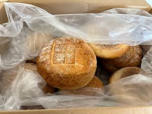 lot 83 image: 12-14ct- 22oz Italian 8 Round Loaves
