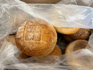 lot 84 image: 12-14ct- 22oz Italian 8 Round Loaves